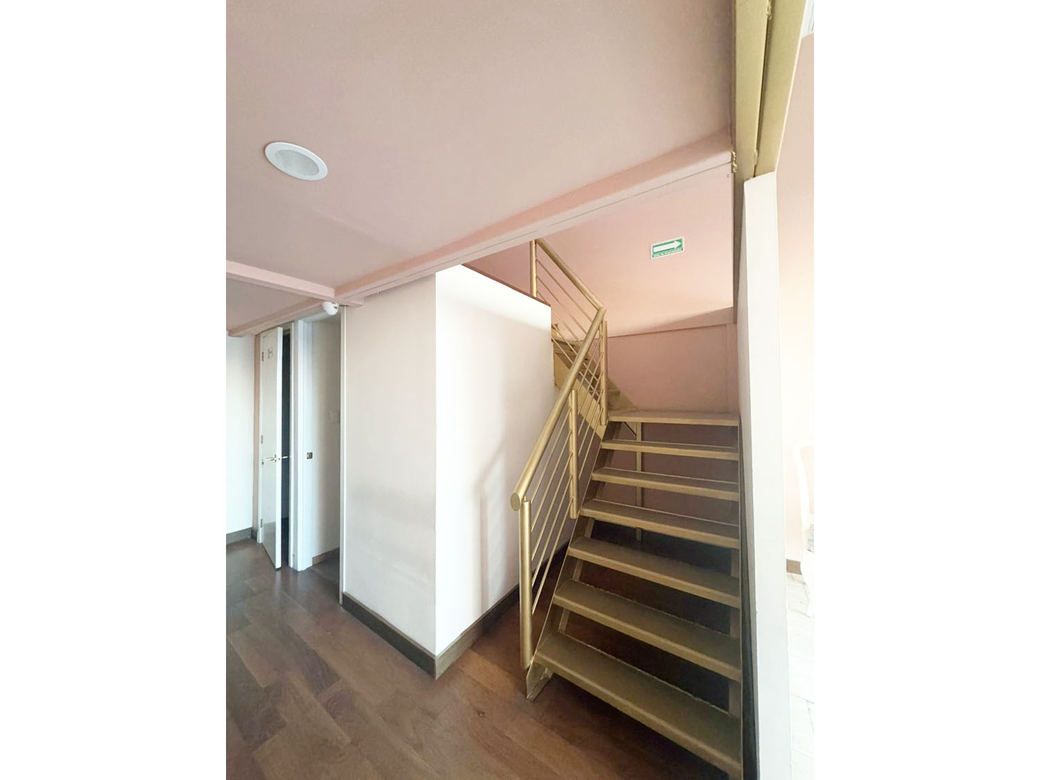 Local  33 - Escaleras